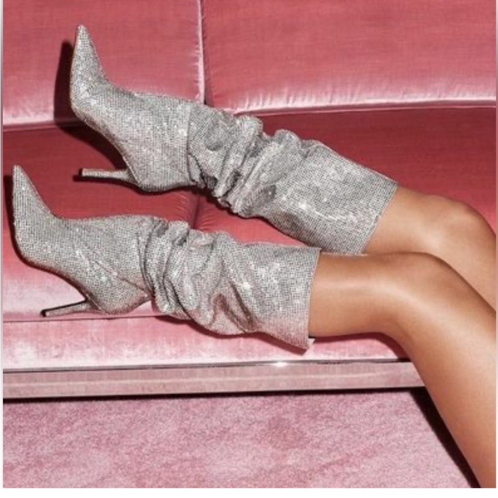 🆕🌸TAYLOR SWIFT🌸 Over the knee sparkly Silver boots. In like New Condition.